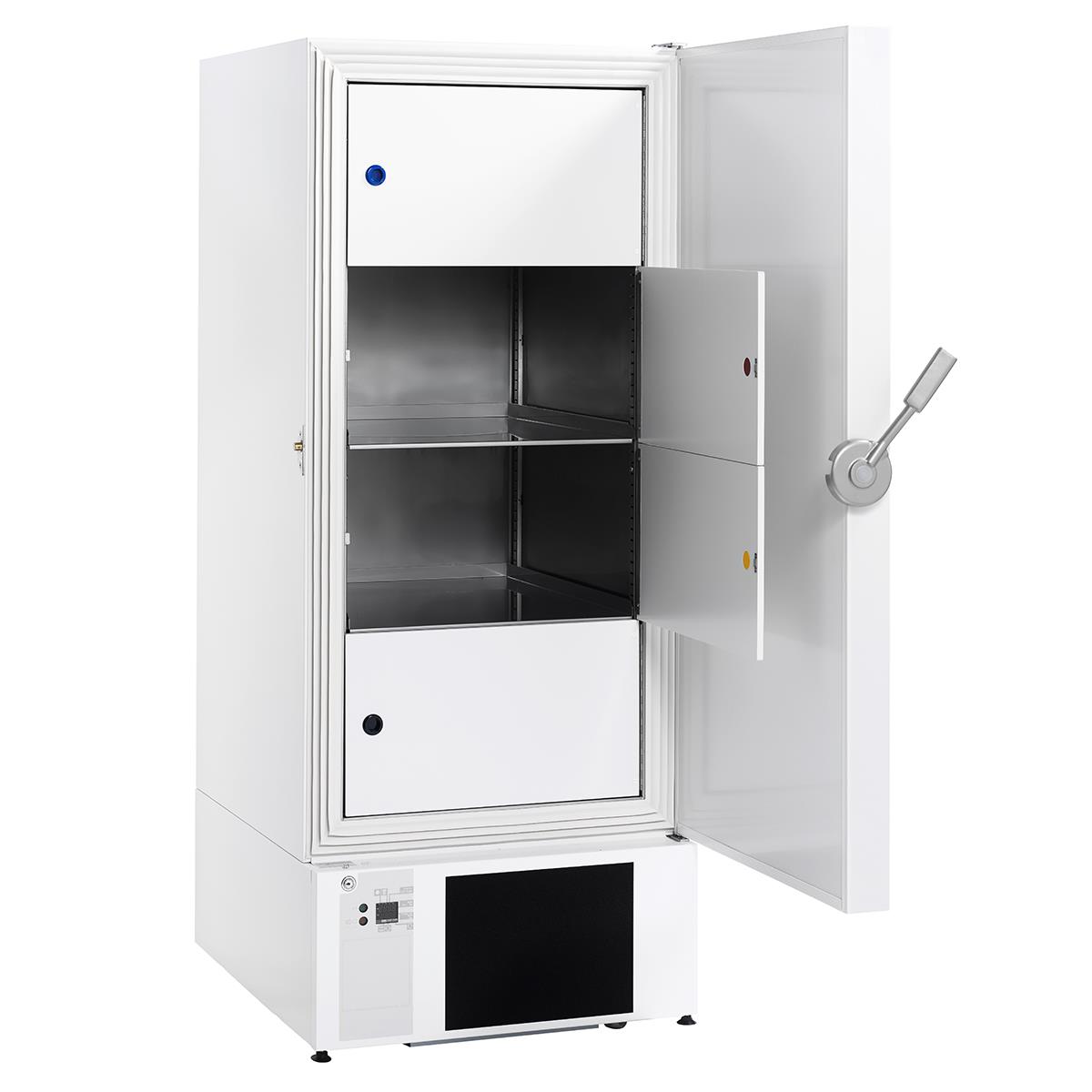 Labor Tiefkühlschrank mit geöffneter Tür