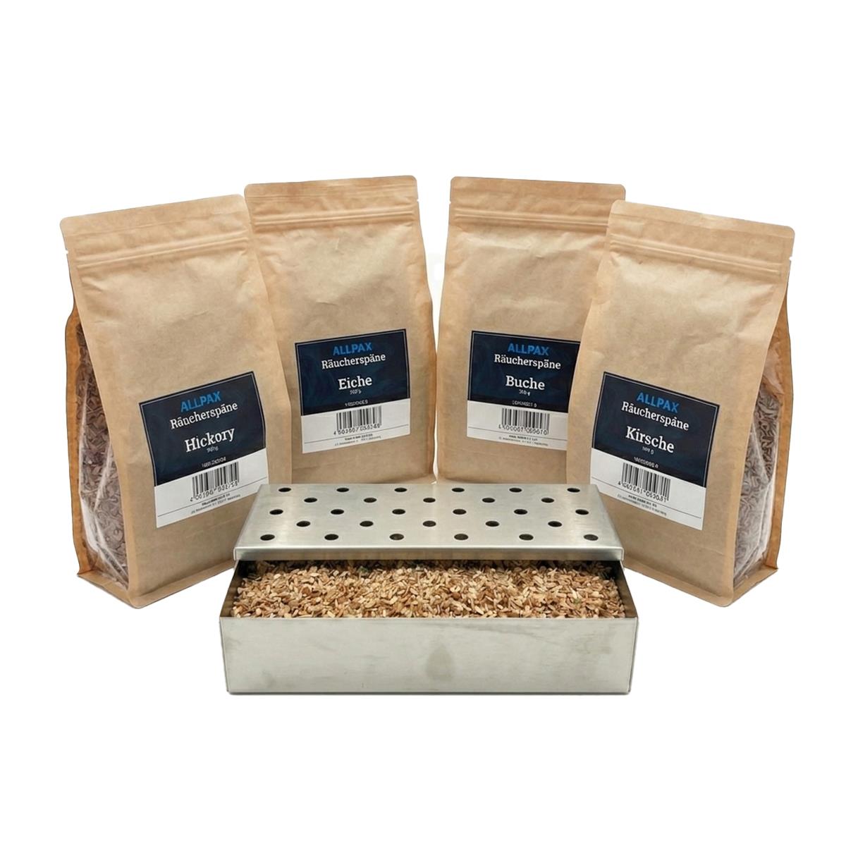 ALLPAX Räucherbox Smokerbox befüllt mit Räucherspänen, im Hintergrund Räucherspänepackungen Buche, Eiche, Kirsche und Hickory