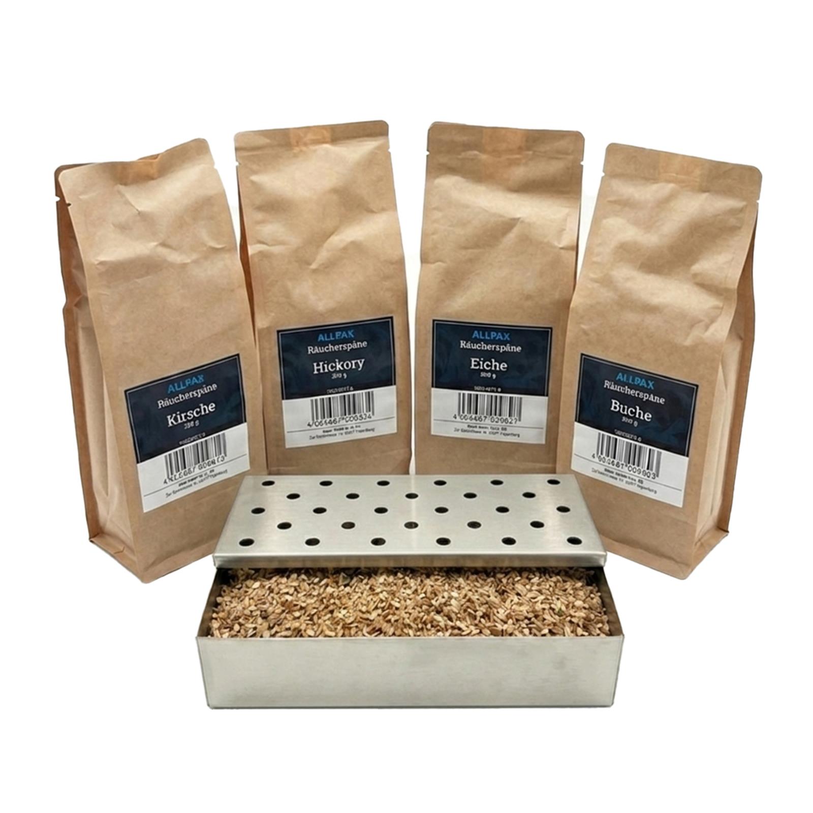 ALLPAX Räucherbox Smokerbox befüllt mit Räucherspänen, im Hintergrund Räucherspänepackungen Buche, Eiche, Kirsche und Hickory