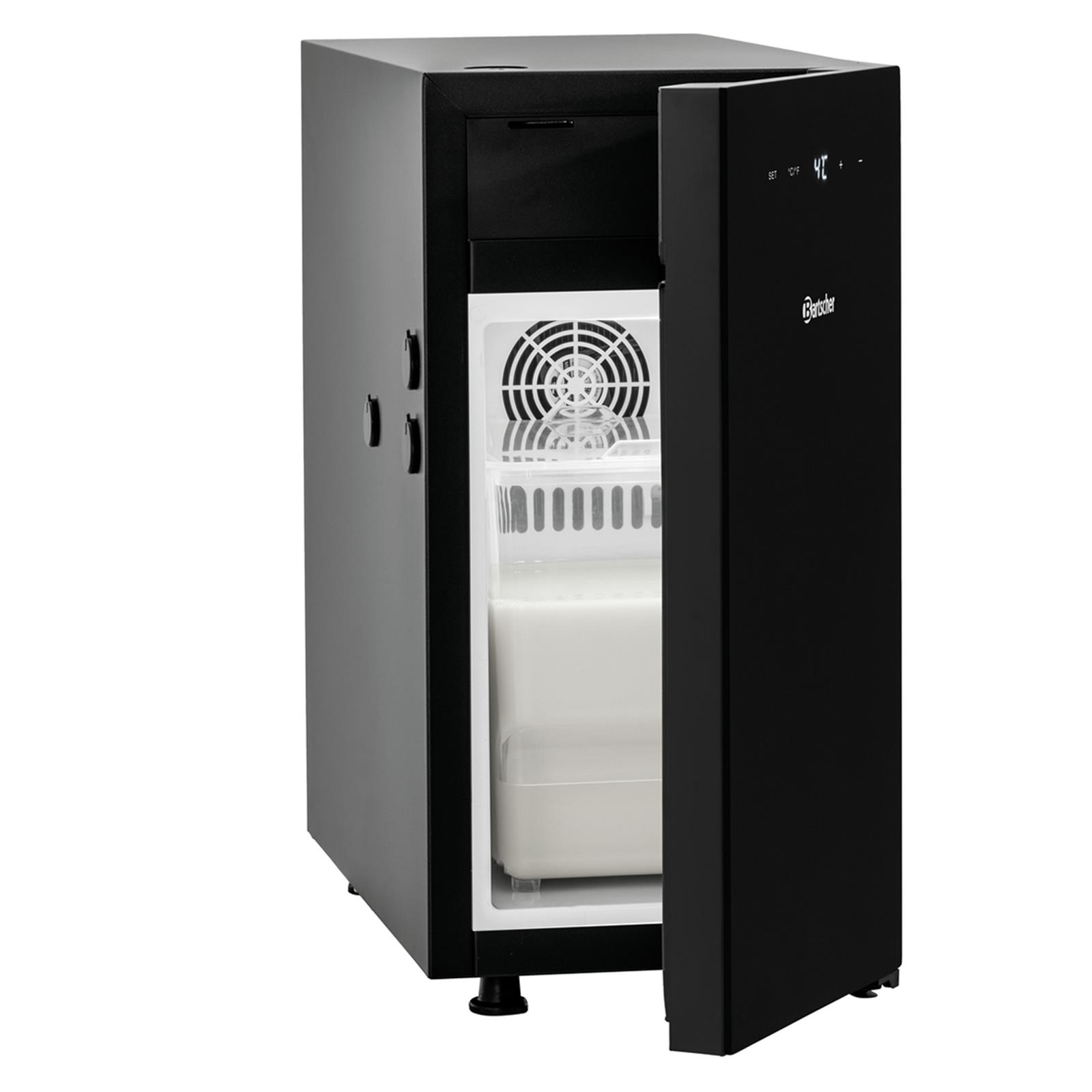 Milchkühlschrank geöffnet