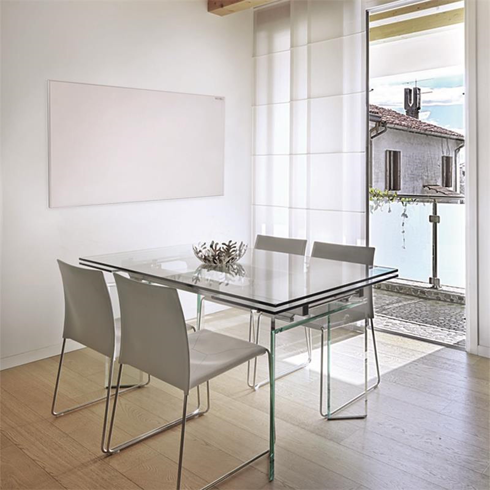 Vorbild Esszimmer mit Heizung an der Wand