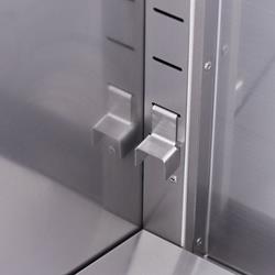 Geschlossener Unterbau, mit Flügeltür