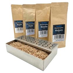 ALLPAX Räucherbox Smokerbox befüllt mit Räucherspänen, im Hintergrund Räucherspänepackungen Buche, Eiche, Kirsche und Hickory