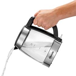 Wasserkocher beim ausgießen